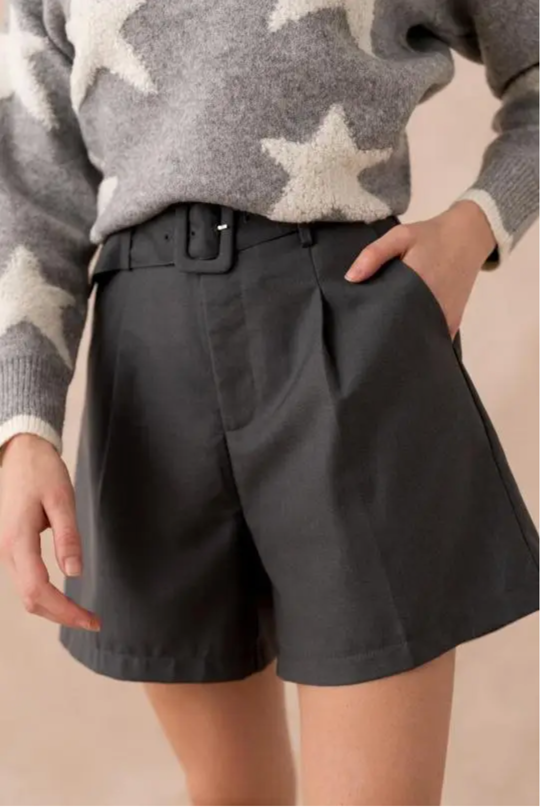 Getailleerde korte broek met riem