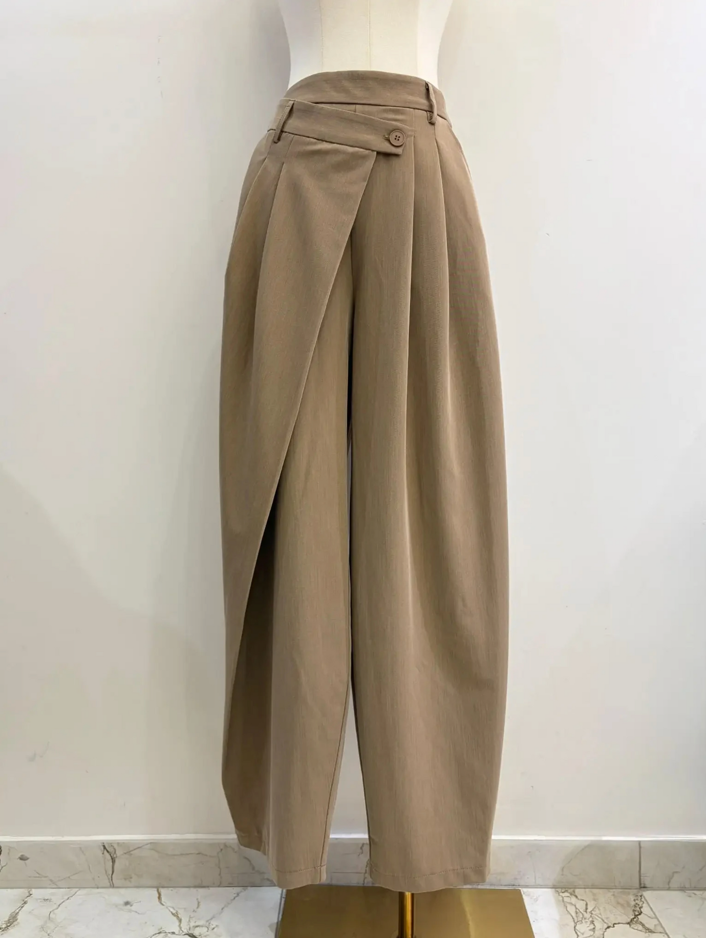 Asymmetrische, soepelvallende broek