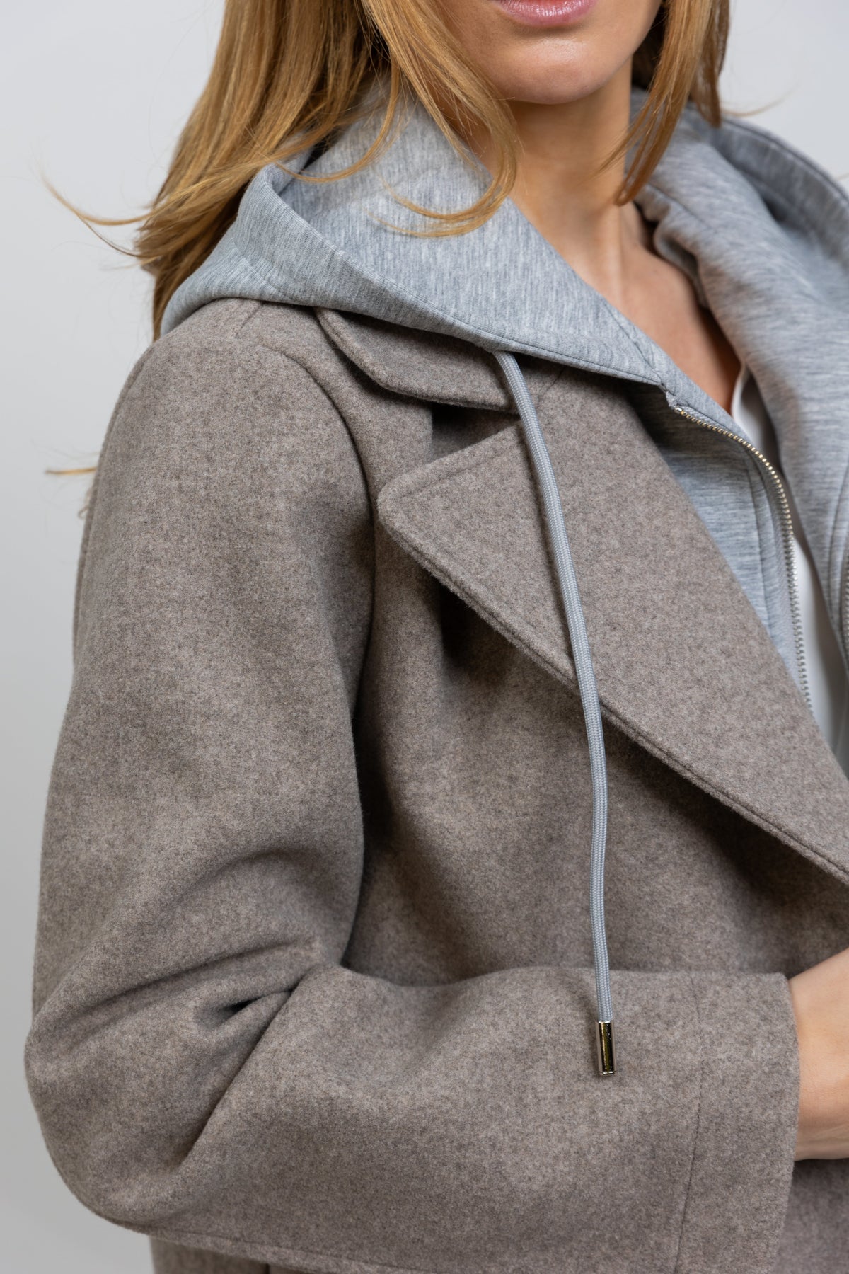 MANTEAU FAUX 2 PIÈCES AVEC CAPUCHE CONTRASTÉ - K-ZELL PARIS | Wholesale
