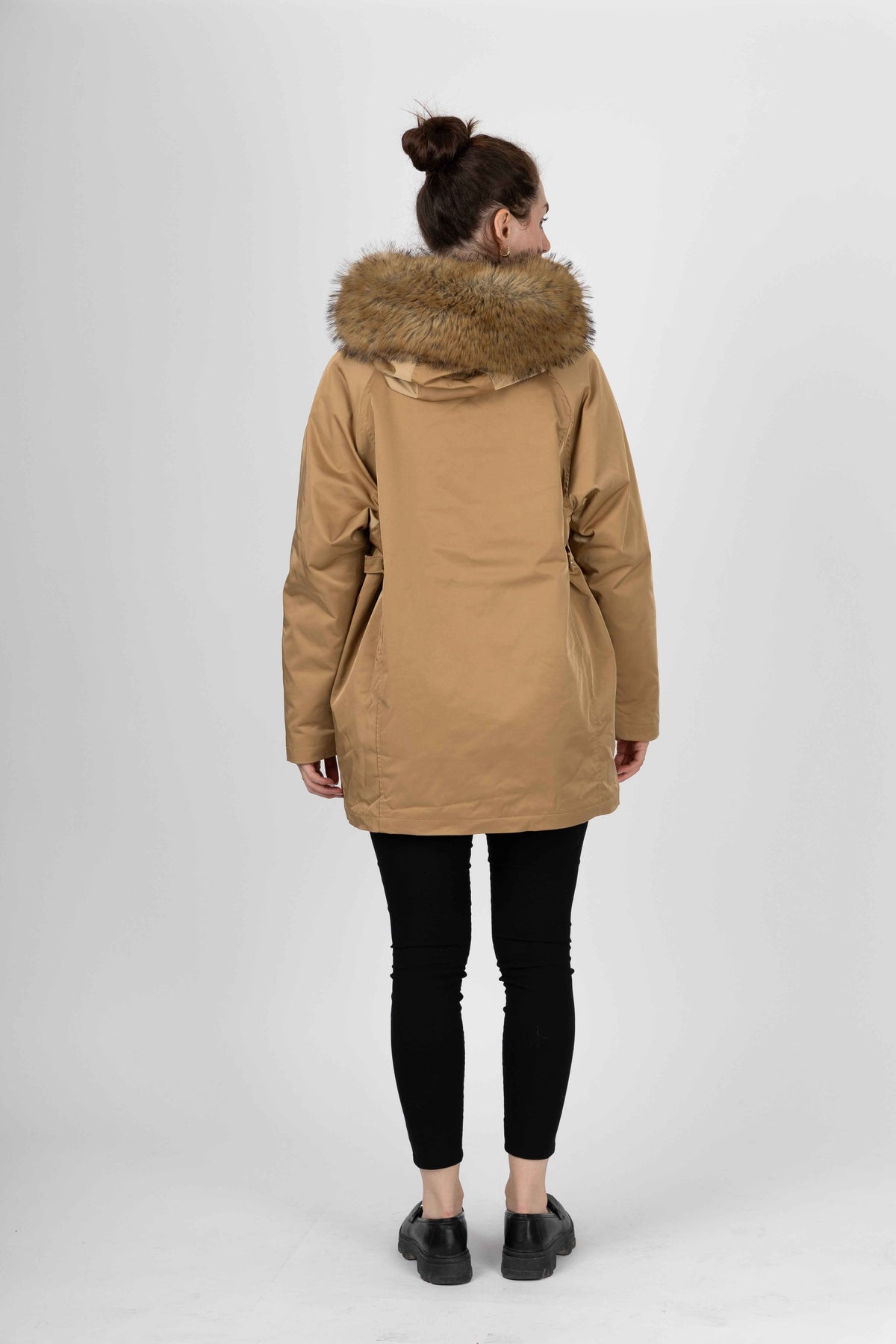 MANTEAU AVEC INTÉRIEUR ET COL EN FAUSSE FOURRURE