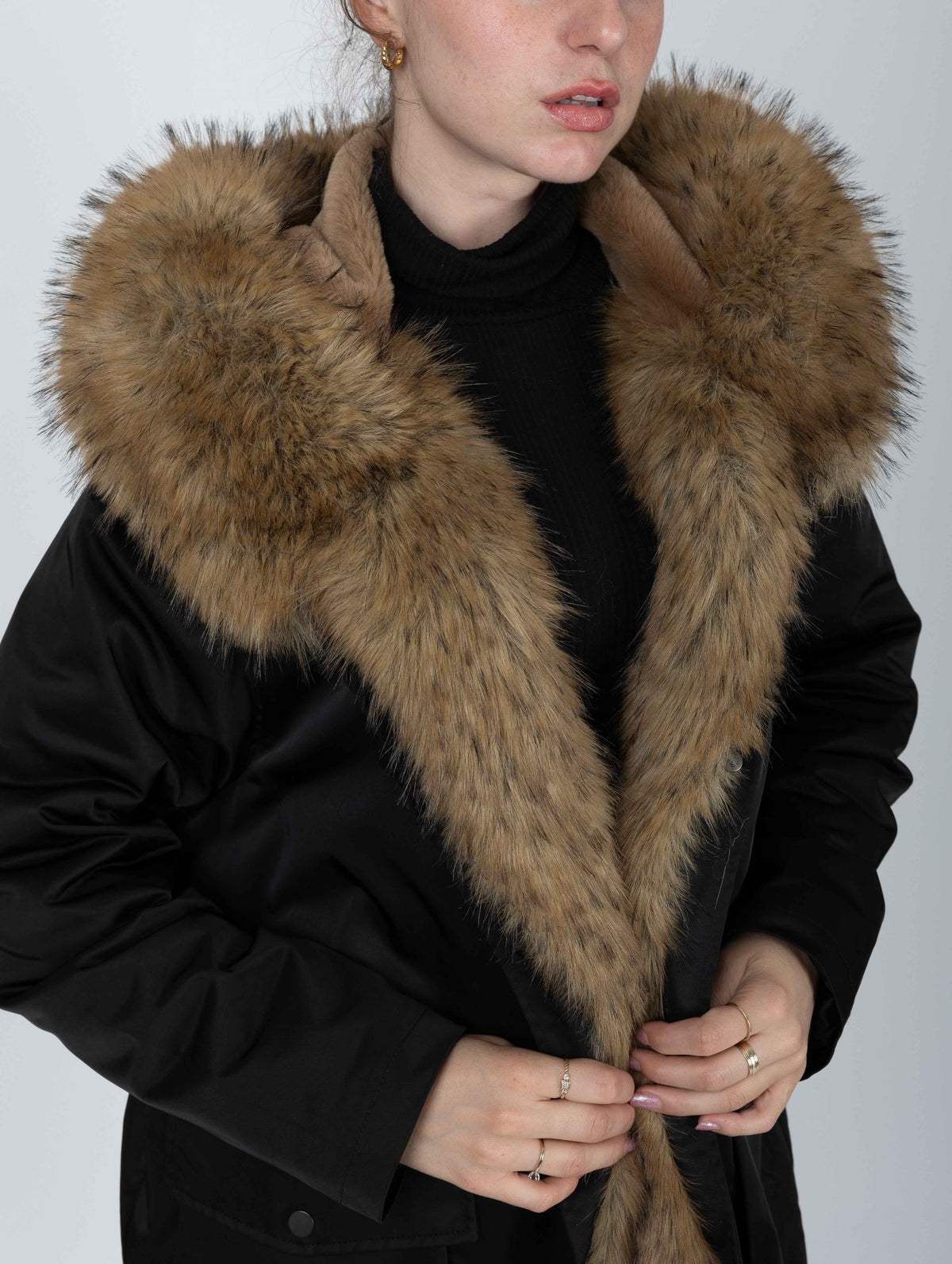 MANTEAU AVEC INTÉRIEUR ET COL EN FAUSSE FOURRURE