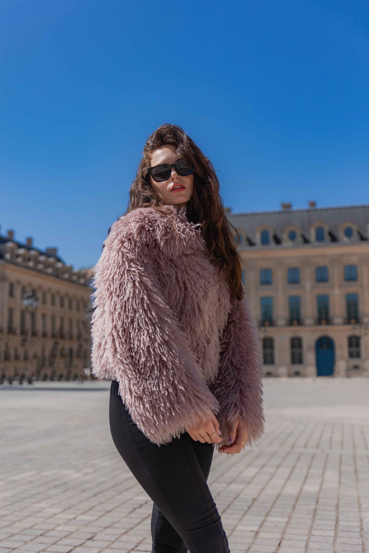 MANTEAU COURT EN FAUSSE FOURRURE MOUTON MONGOLIE