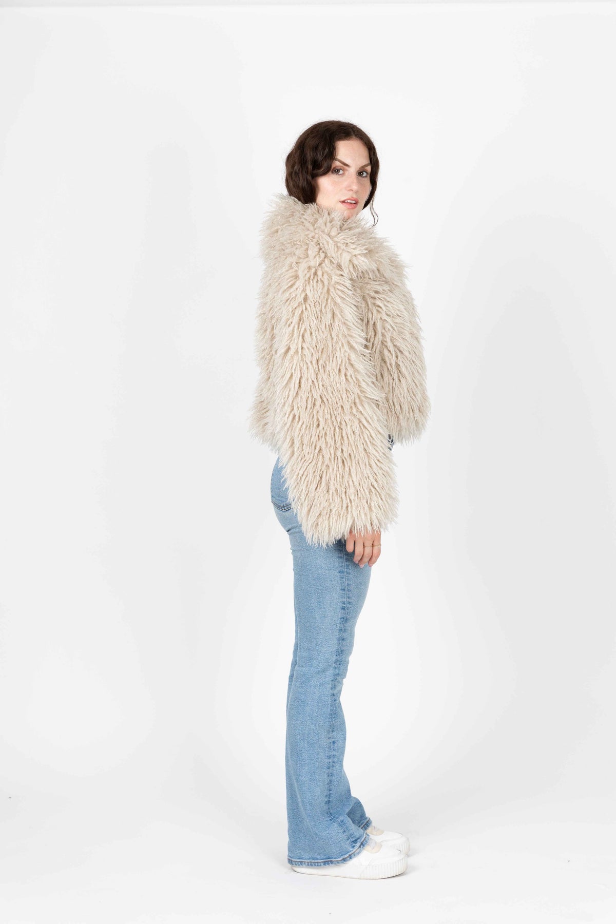 MANTEAU COURT EN FAUSSE FOURRURE MOUTON MONGOLIE