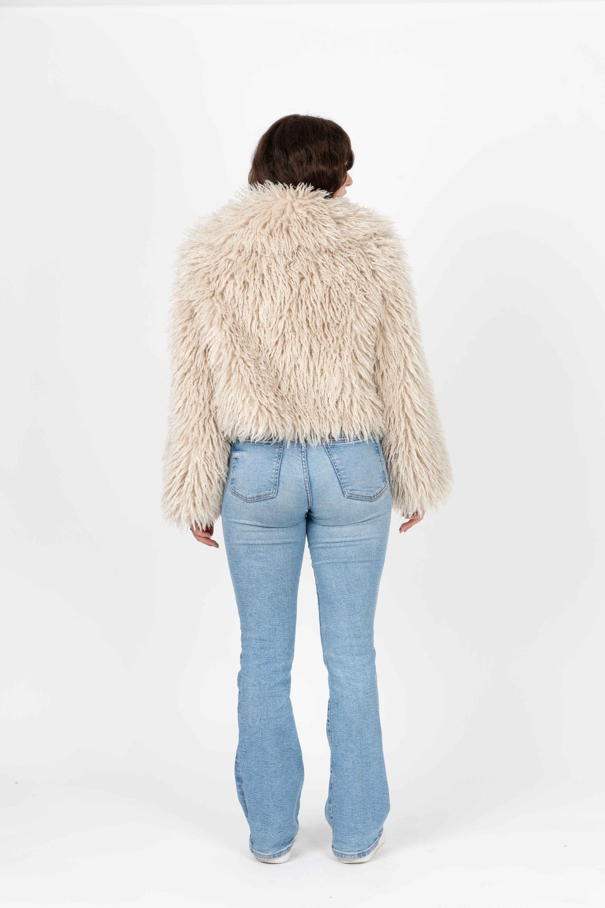 MANTEAU COURT EN FAUSSE FOURRURE MOUTON MONGOLIE