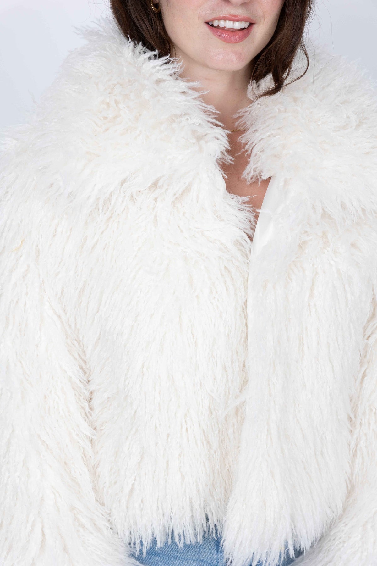 MANTEAU COURT EN FAUSSE FOURRURE MOUTON MONGOLIE