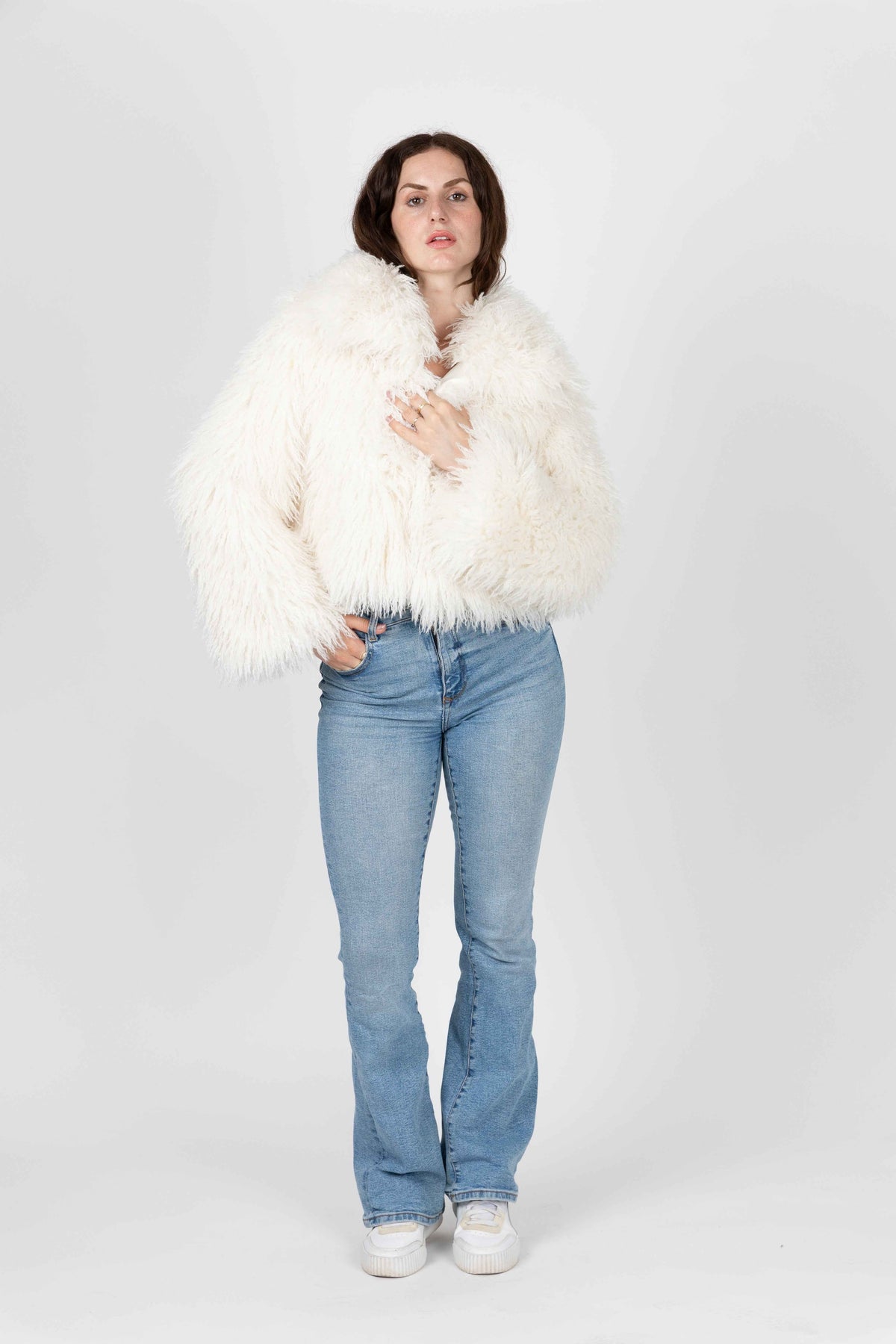 MANTEAU COURT EN FAUSSE FOURRURE MOUTON MONGOLIE