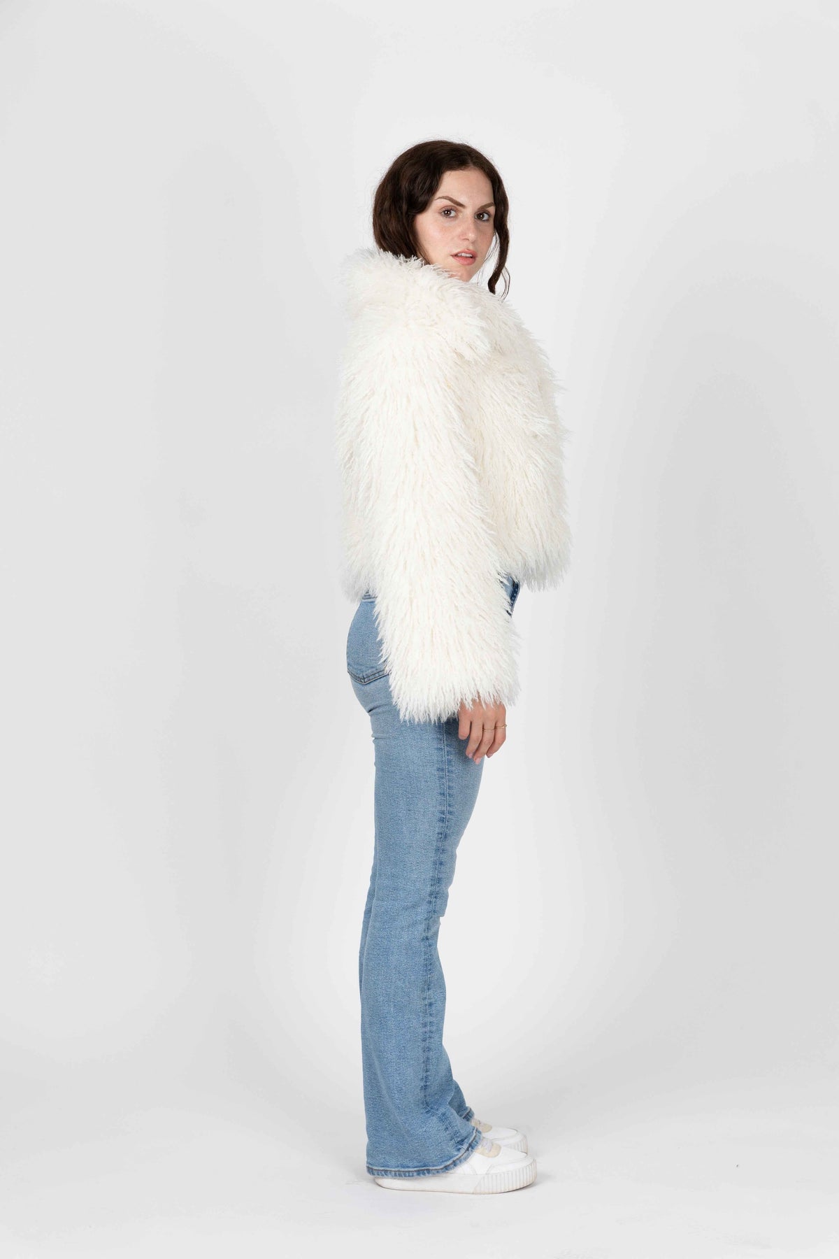 MANTEAU COURT EN FAUSSE FOURRURE MOUTON MONGOLIE
