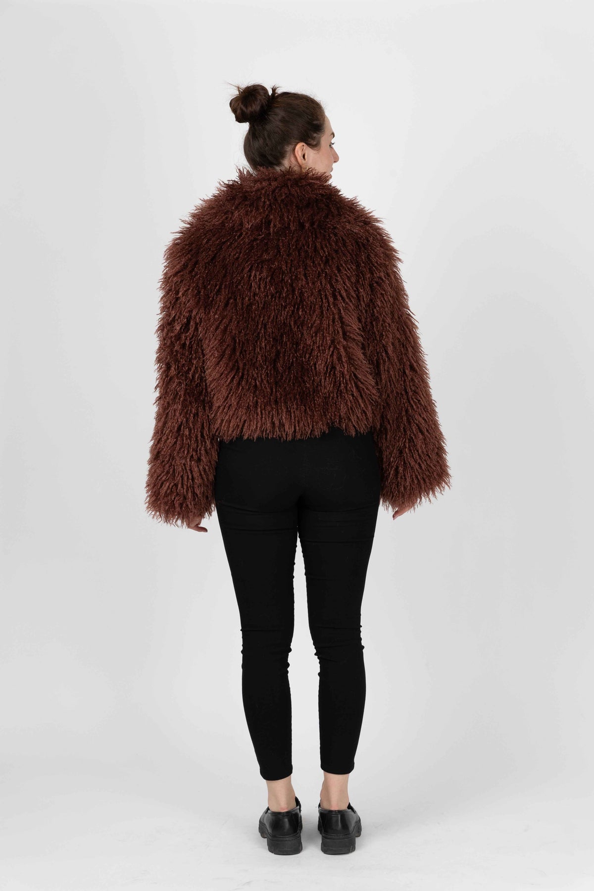 MANTEAU COURT EN FAUSSE FOURRURE MOUTON MONGOLIE