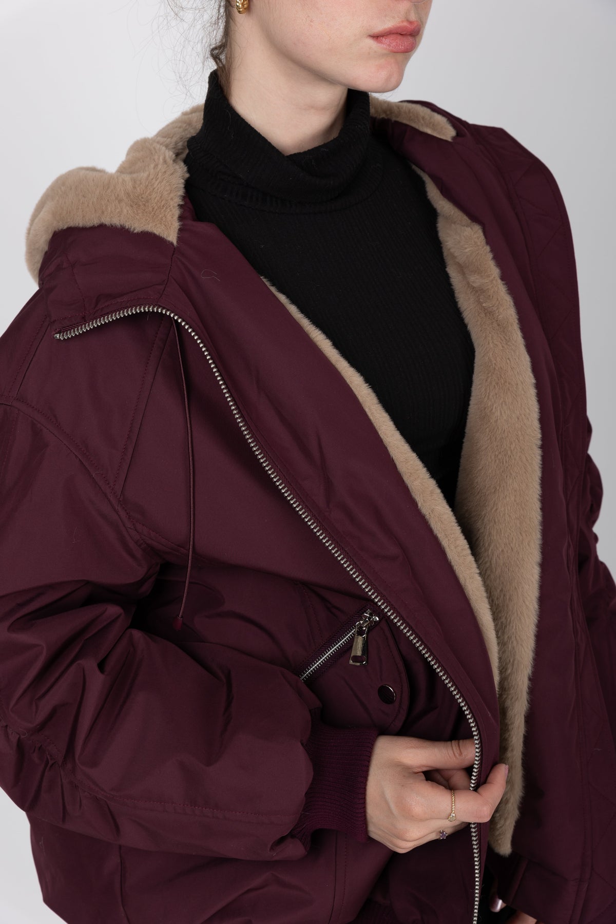 BLOUSON À CAPUCHE AVEC FAUSSE FOURRURE - K-ZELL PARIS | Wholesale
