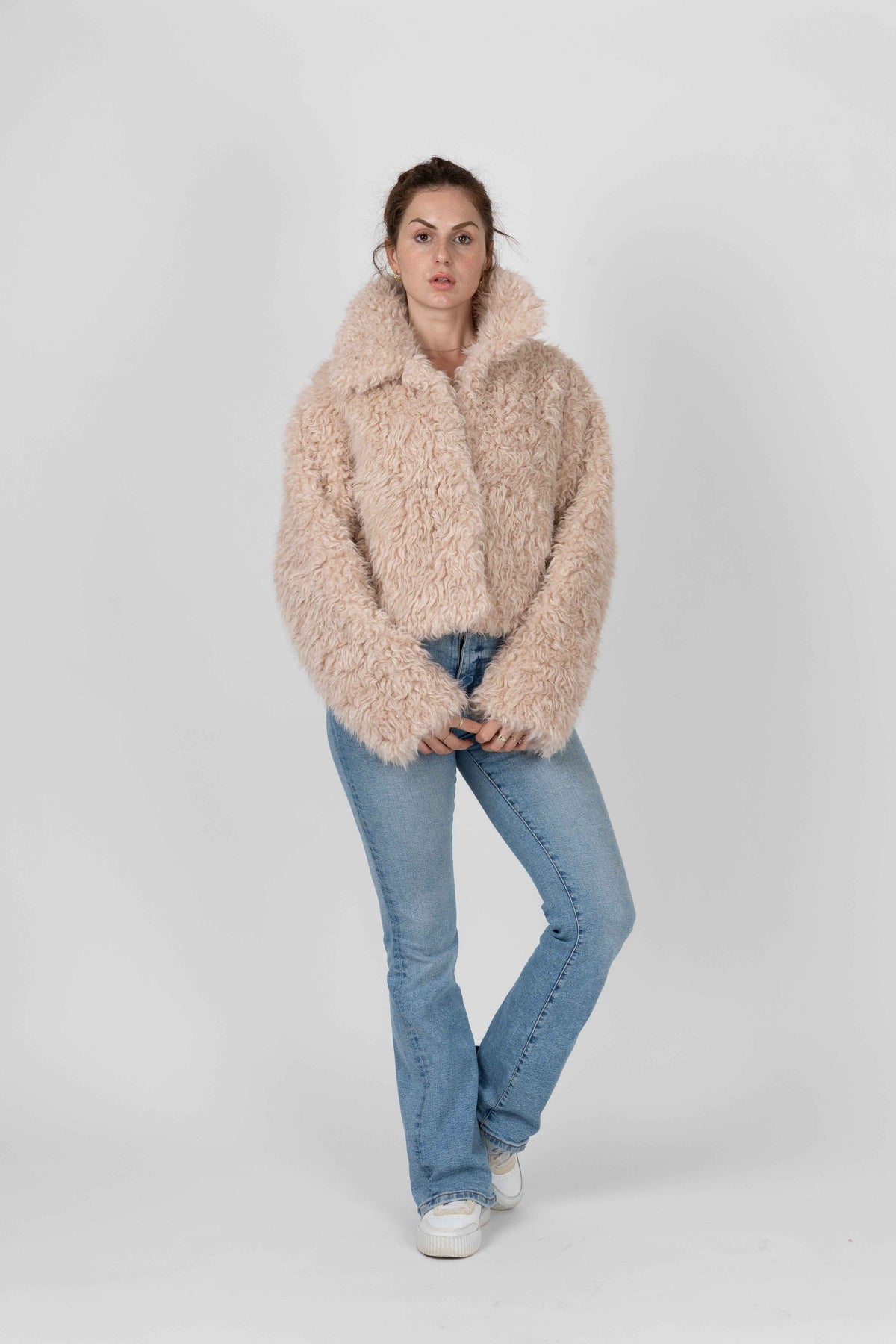 MANTEAU COURT EN FAUSSE FOURRURE MOUTON