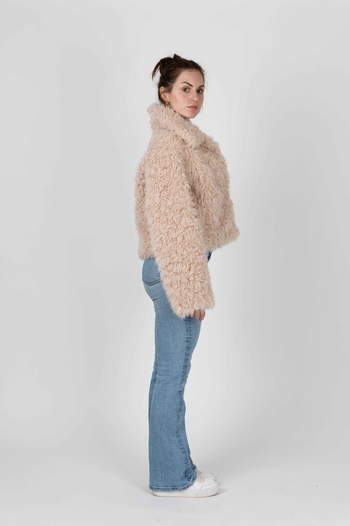 MANTEAU COURT EN FAUSSE FOURRURE MOUTON