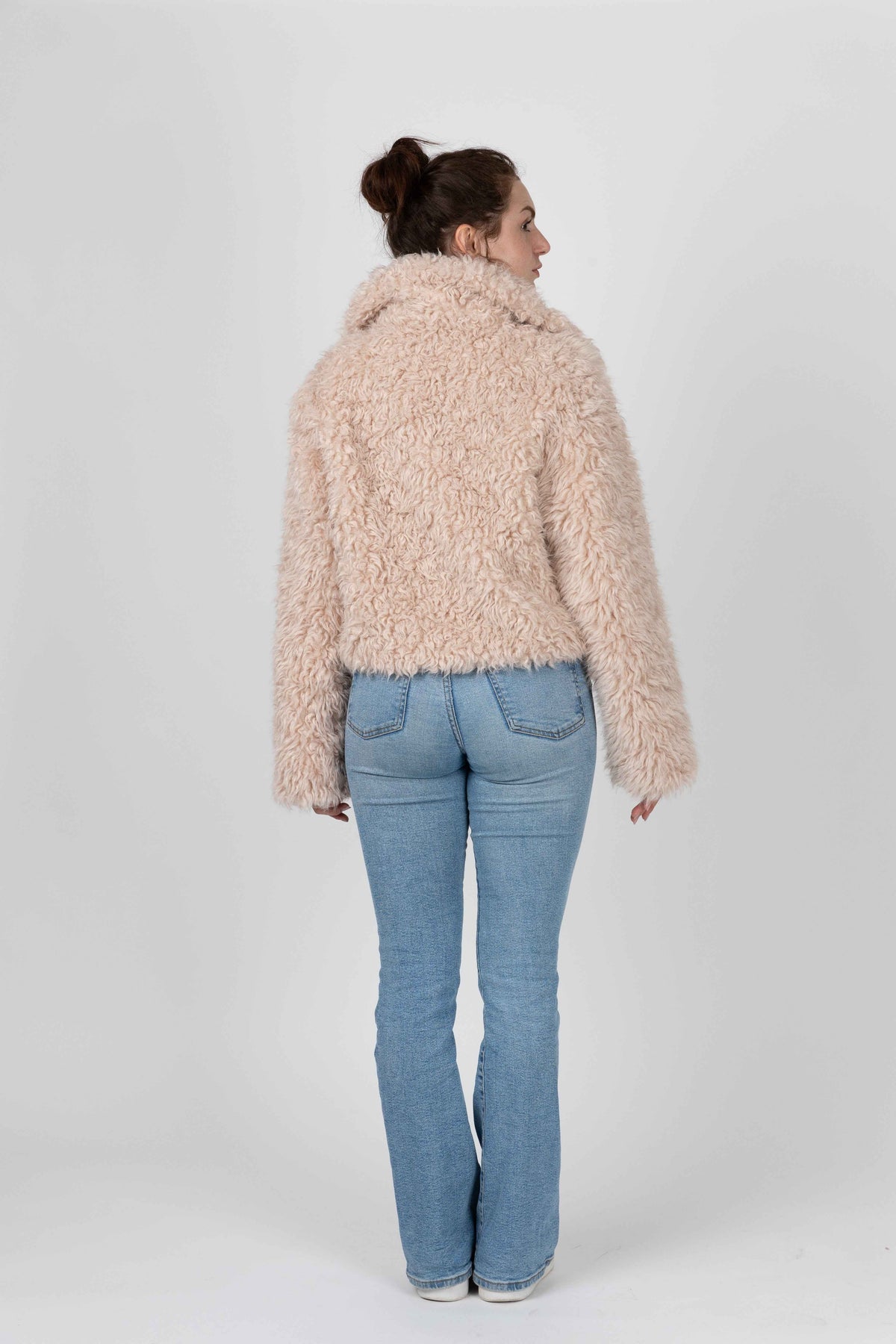 MANTEAU COURT EN FAUSSE FOURRURE MOUTON