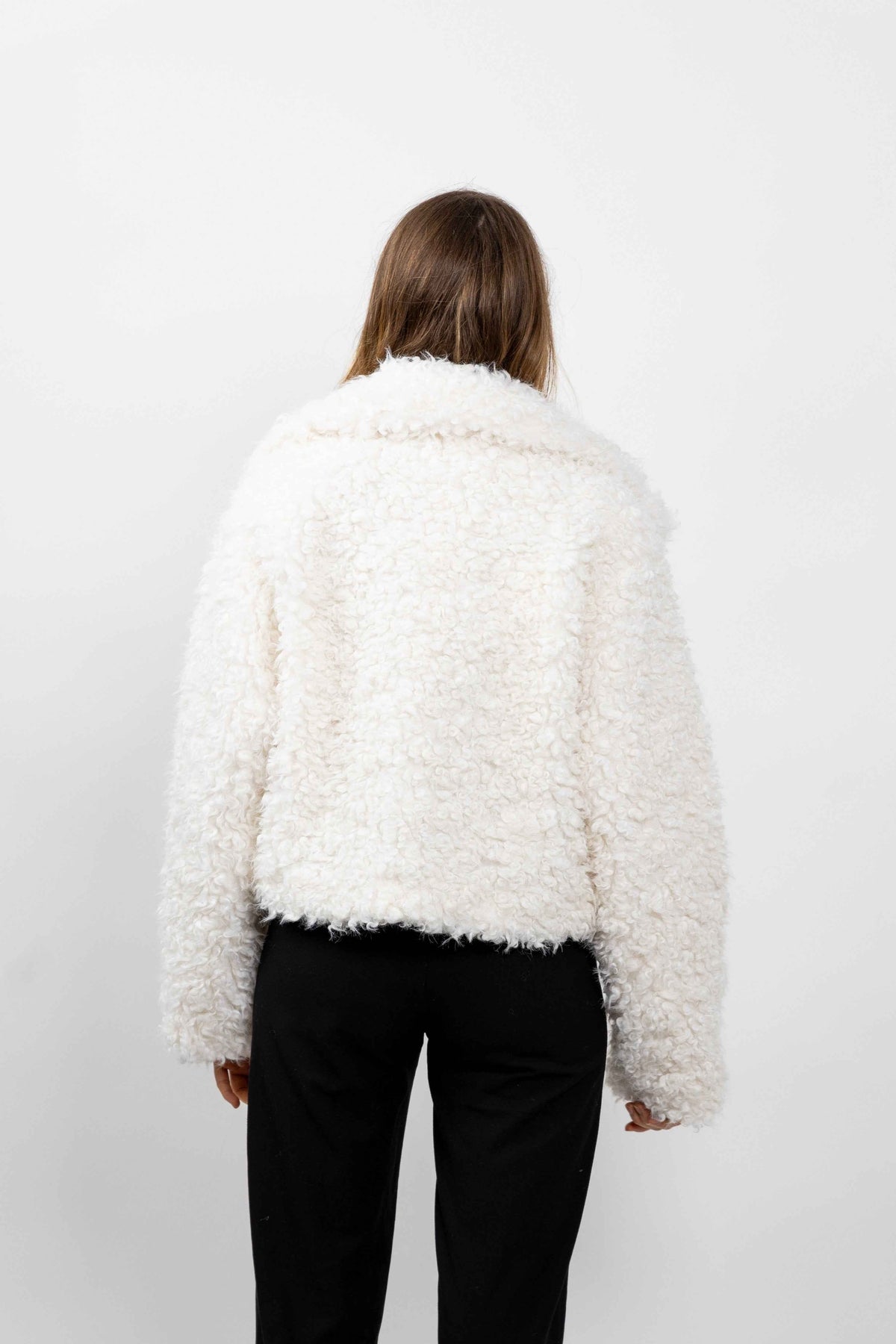 MANTEAU COURT EN FAUSSE FOURRURE MOUTON