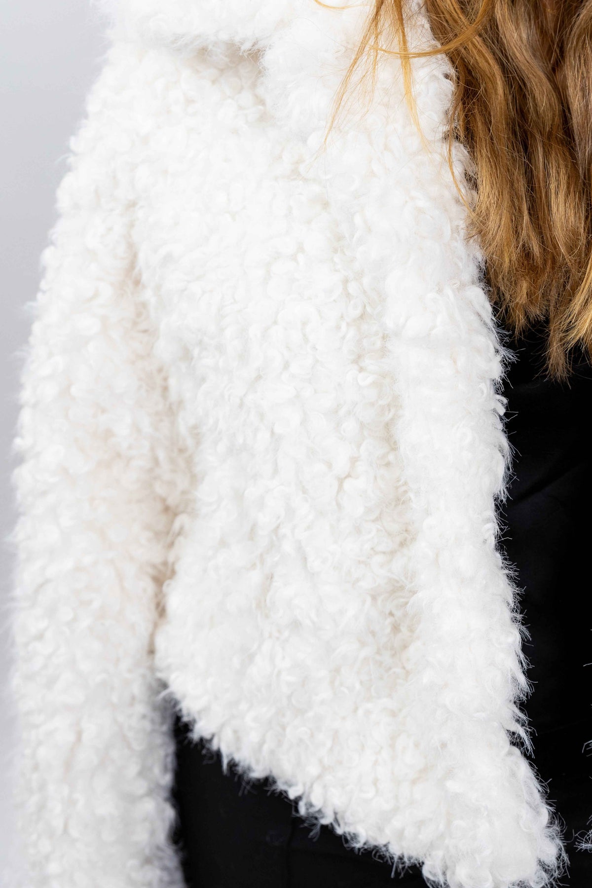MANTEAU COURT EN FAUSSE FOURRURE MOUTON