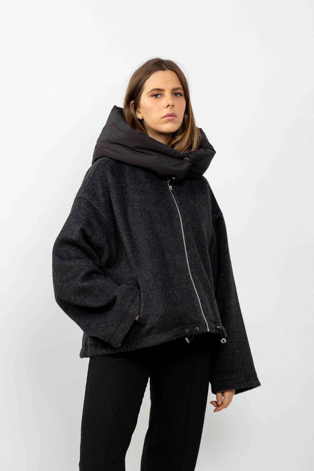 MANTEAU COURT À CAPUCHE