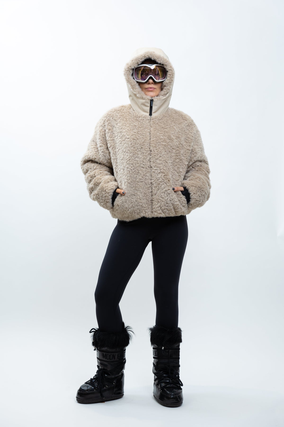 Gewatteerd imitatiebontjack met capuchon