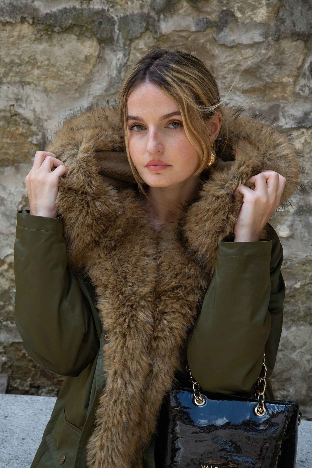 MANTEAU AVEC INTÉRIEUR ET COL EN FAUSSE FOURRURE