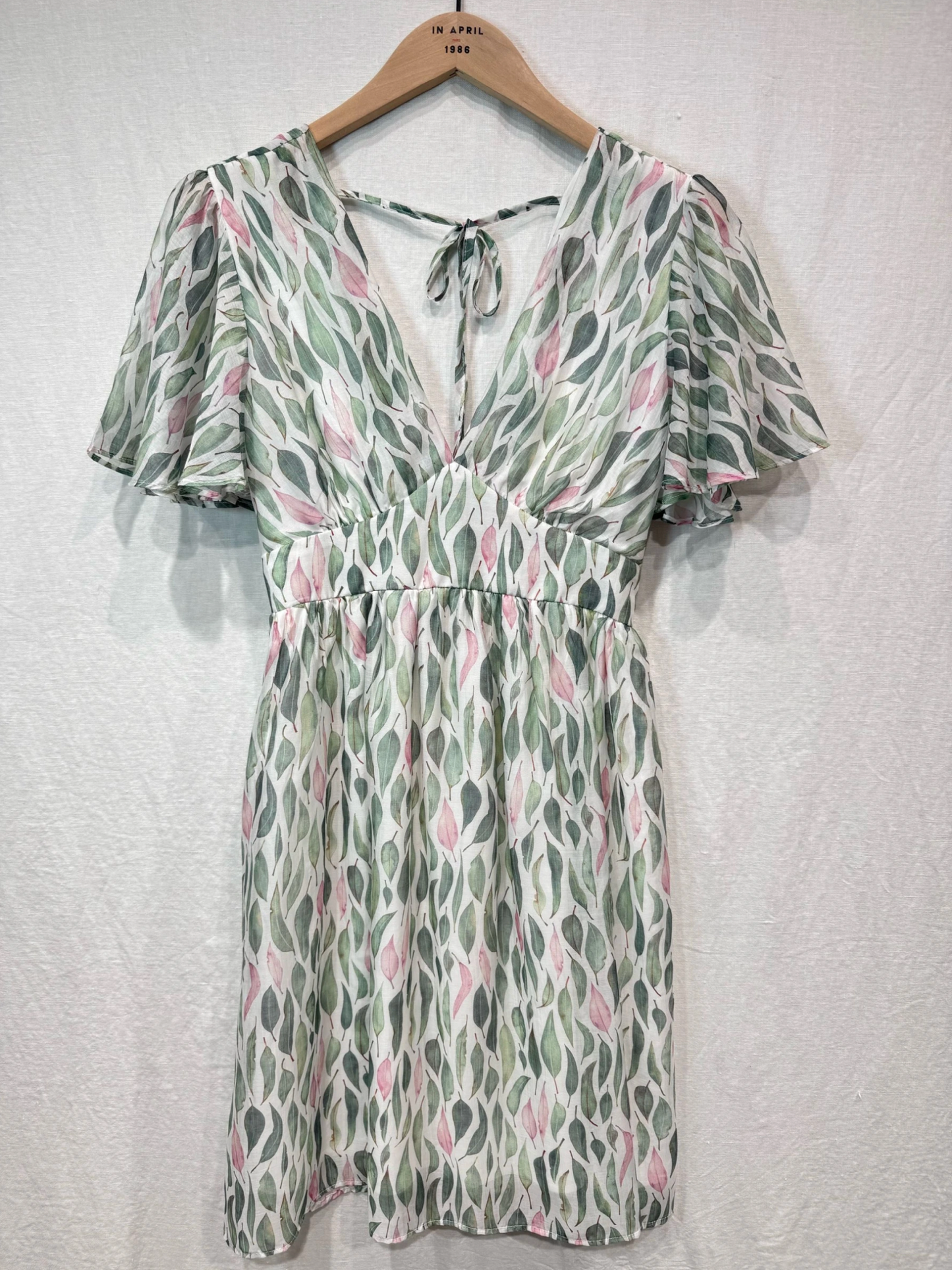 Korte jurk met pastelkleurige print.