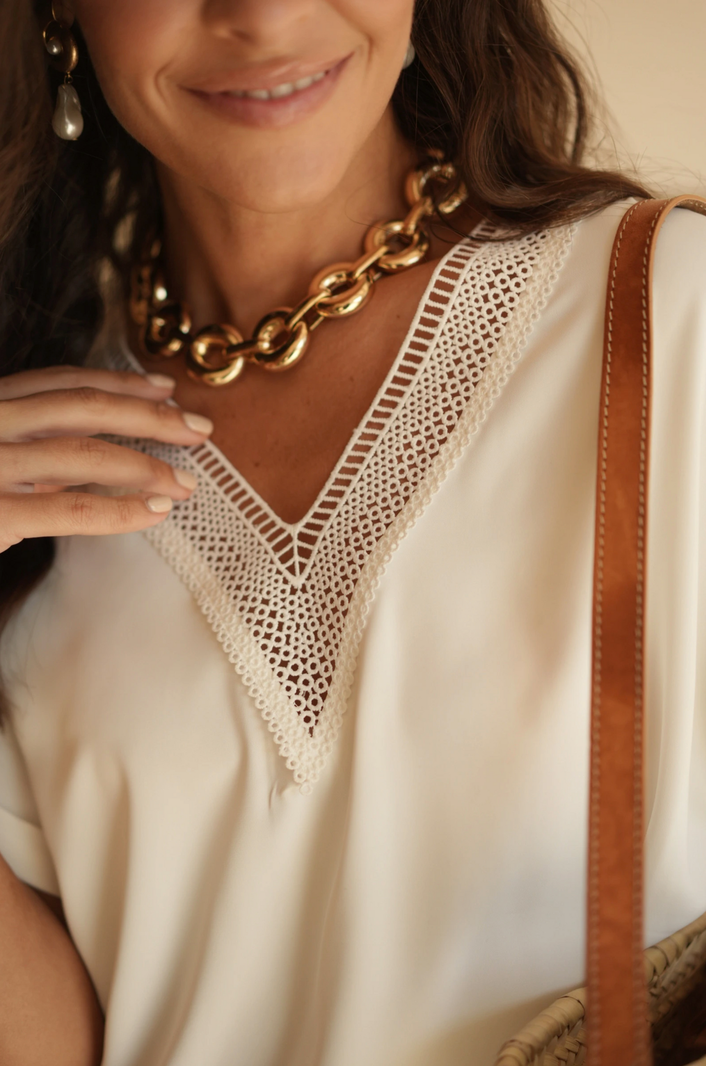 Luchtige top met opgerolde kanten mouwen