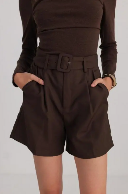Getailleerde korte broek met riem