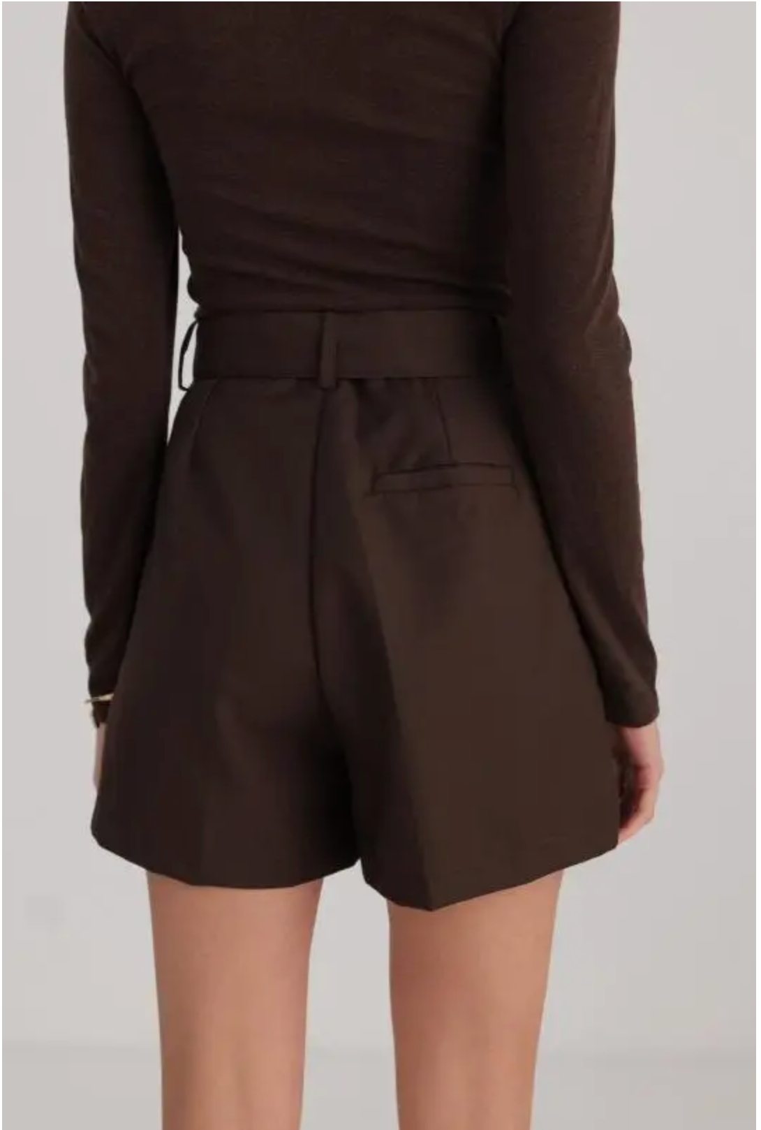 Getailleerde korte broek met riem