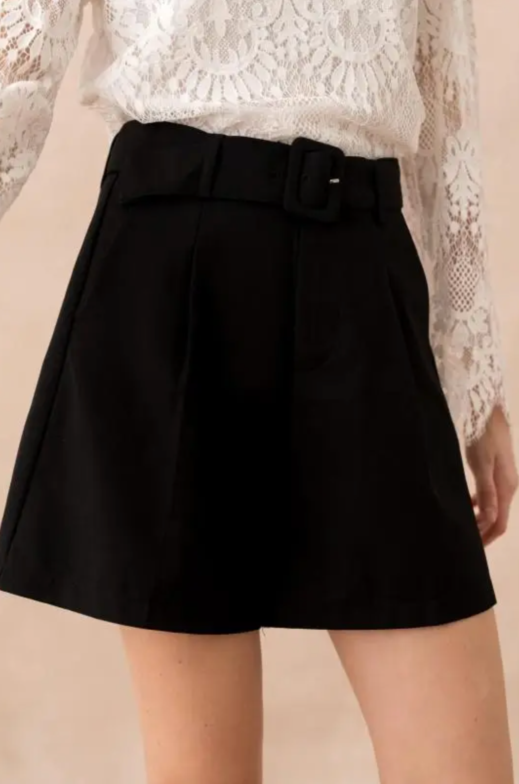 Getailleerde korte broek met riem