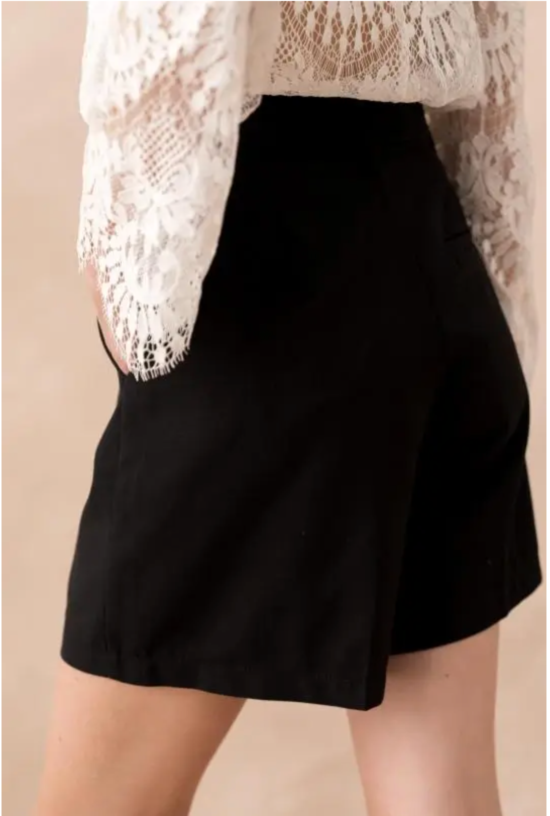 Getailleerde korte broek met riem