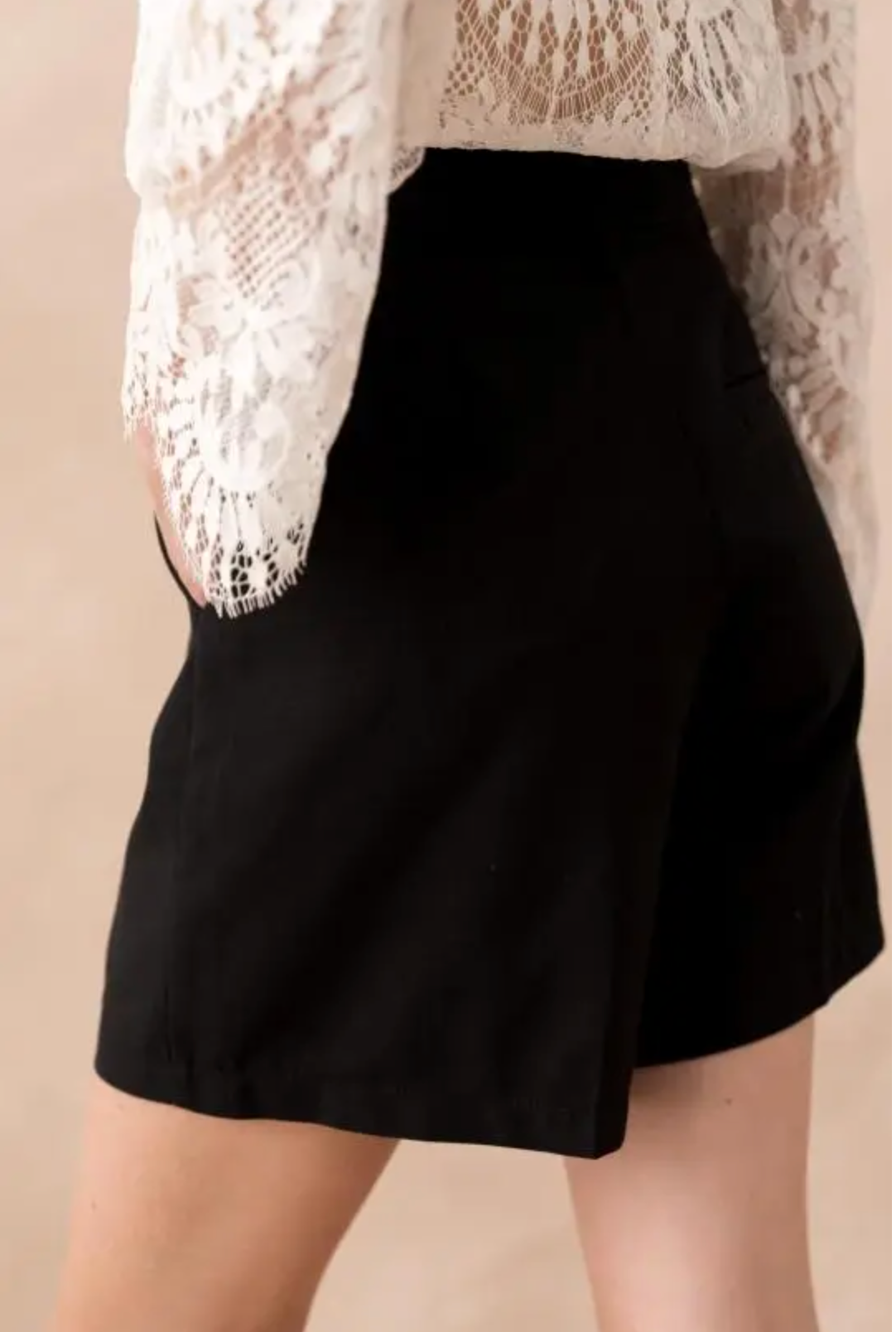 Getailleerde korte broek met riem