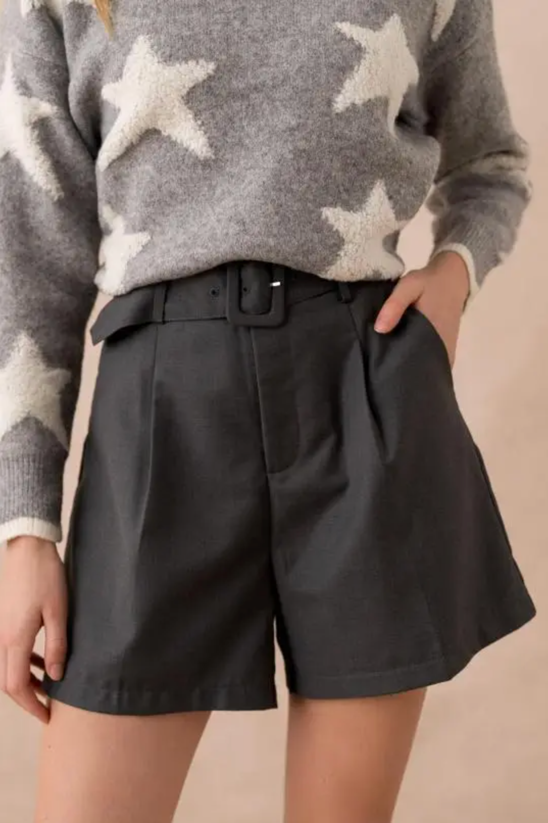 Getailleerde korte broek met riem