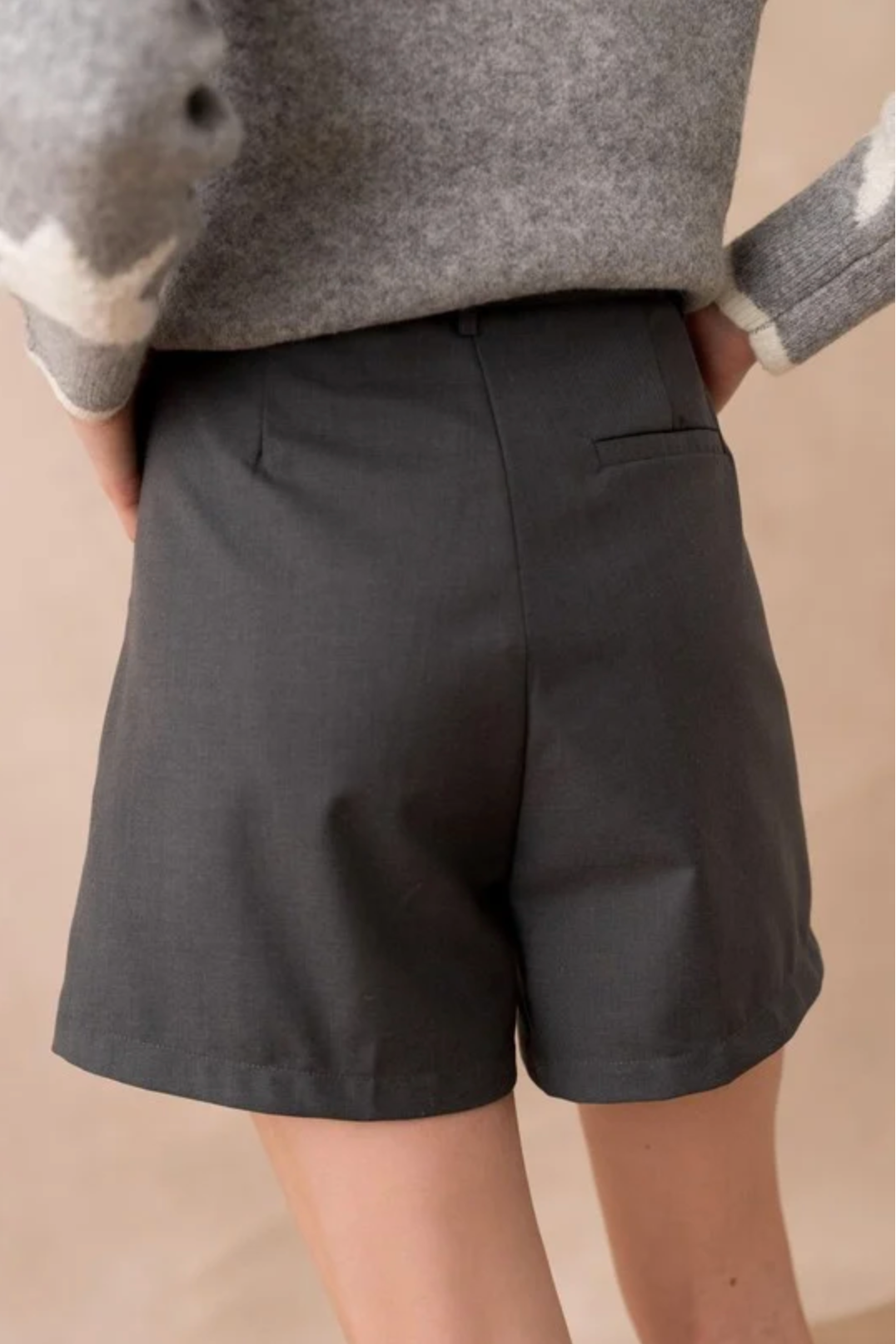 Getailleerde korte broek met riem