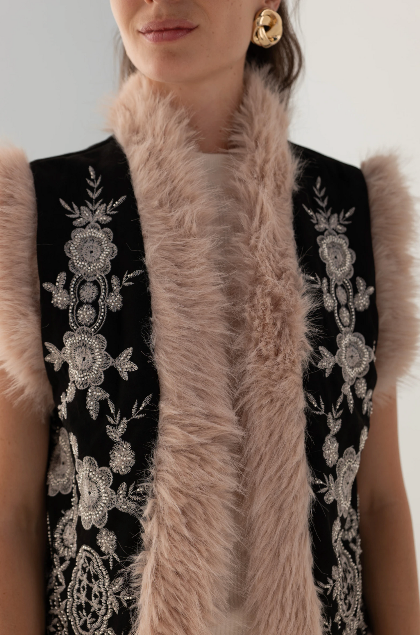 Geborduurd mouwloos vest met bont