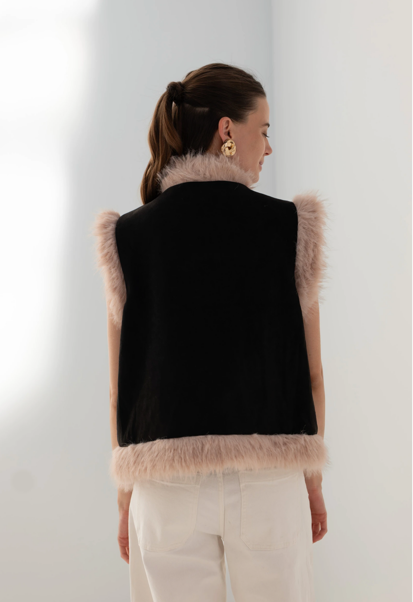 Geborduurd mouwloos vest met bont