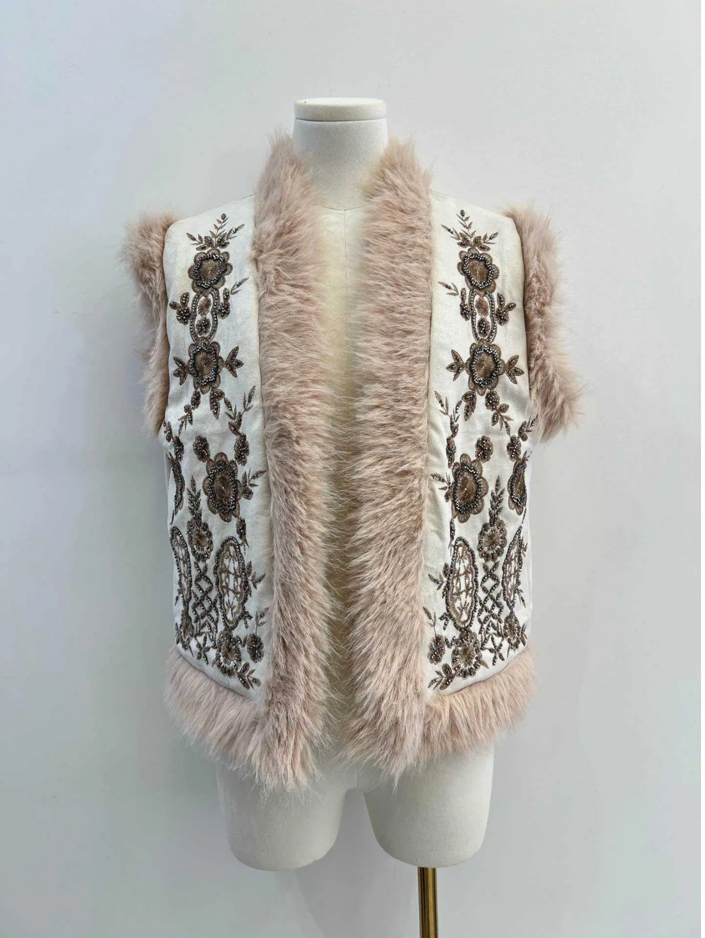 Geborduurd mouwloos vest met bont