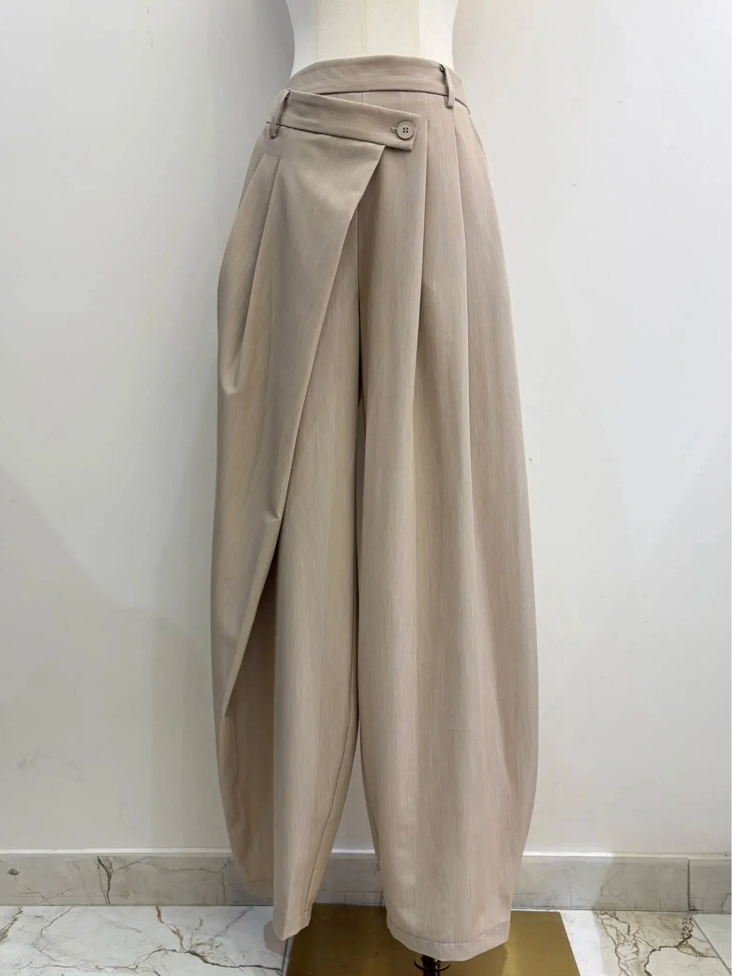 Asymmetrische, soepelvallende broek