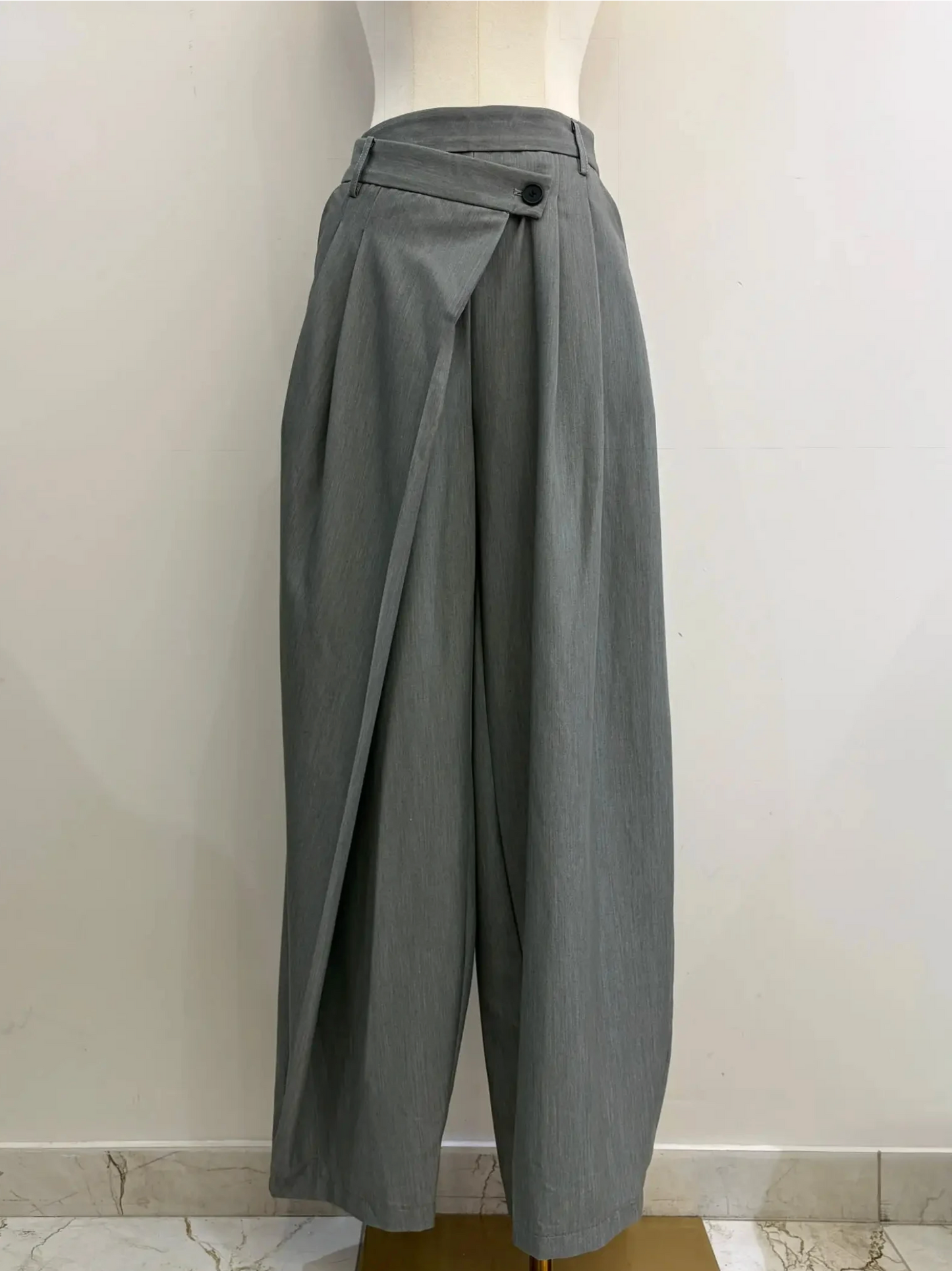 Asymmetrische, soepelvallende broek