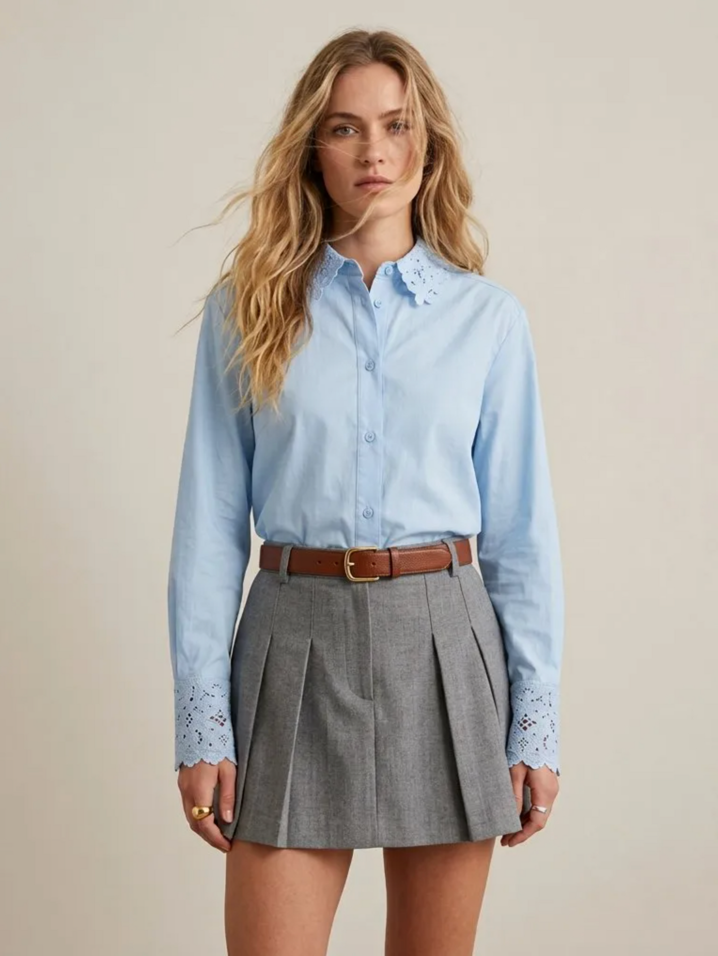 Blouse met geborduurde kanten kraag en manchetten