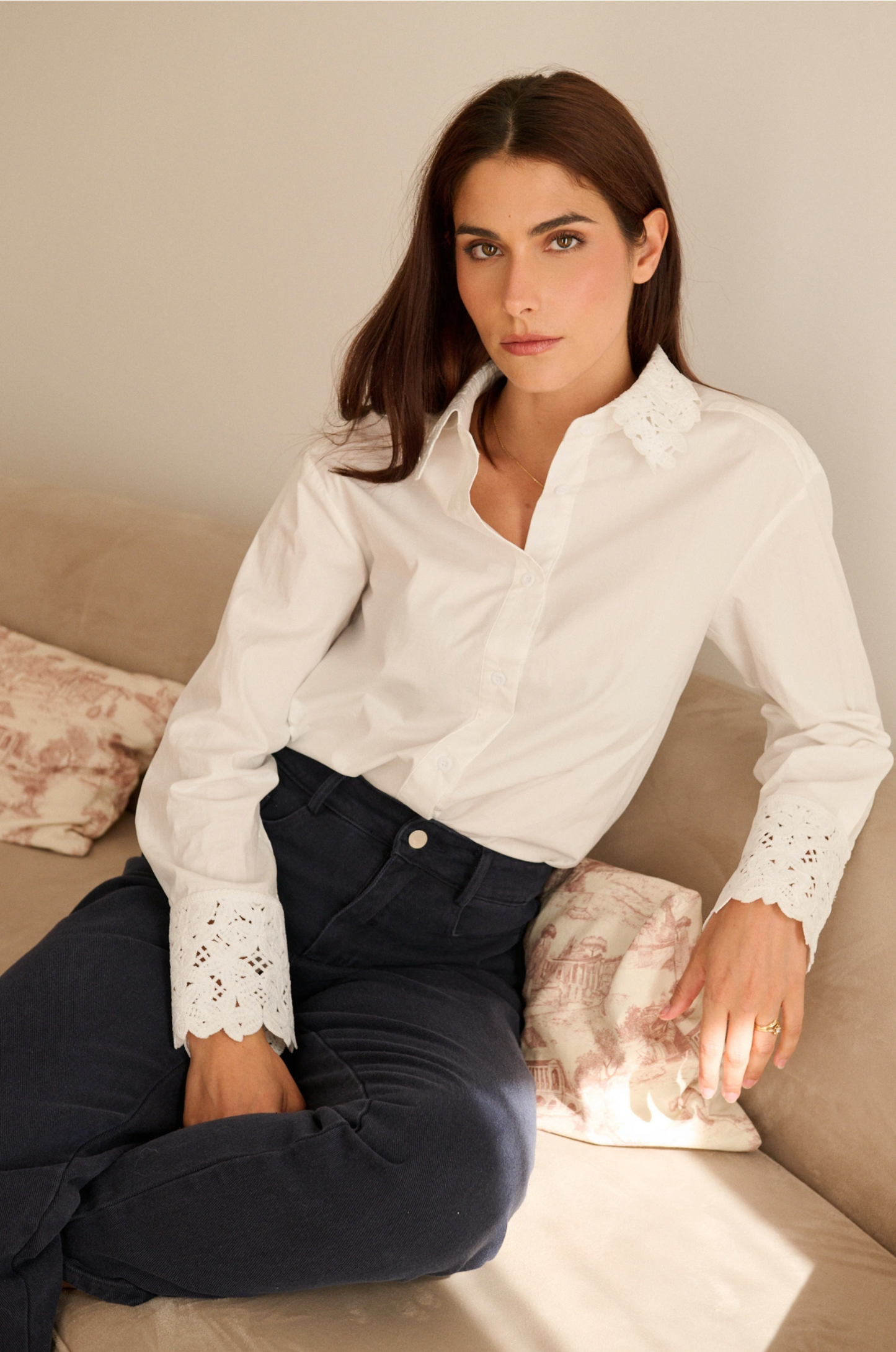 Blouse met geborduurde kanten kraag en manchetten