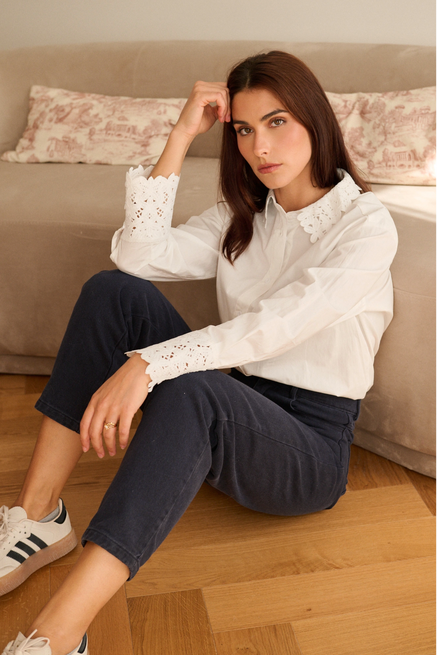 Blouse met geborduurde kanten kraag en manchetten