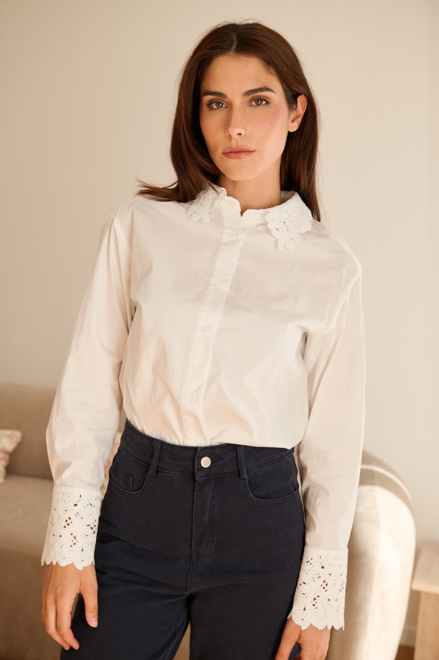 Blouse met geborduurde kanten kraag en manchetten